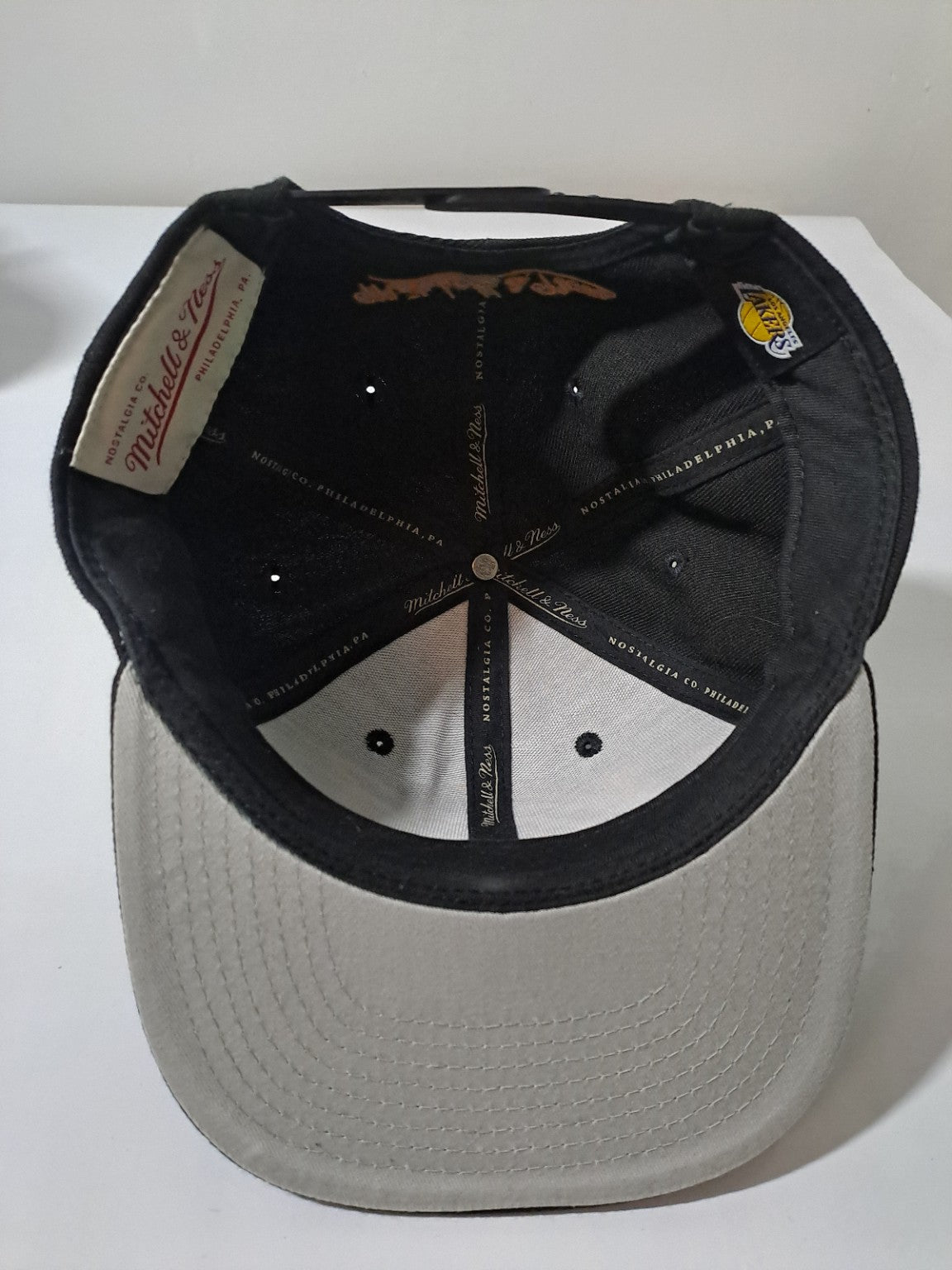 Vintage Basketball Snapback – Lakers Lightning Logo – Schwarz/Gelb – Mitchell & Ness