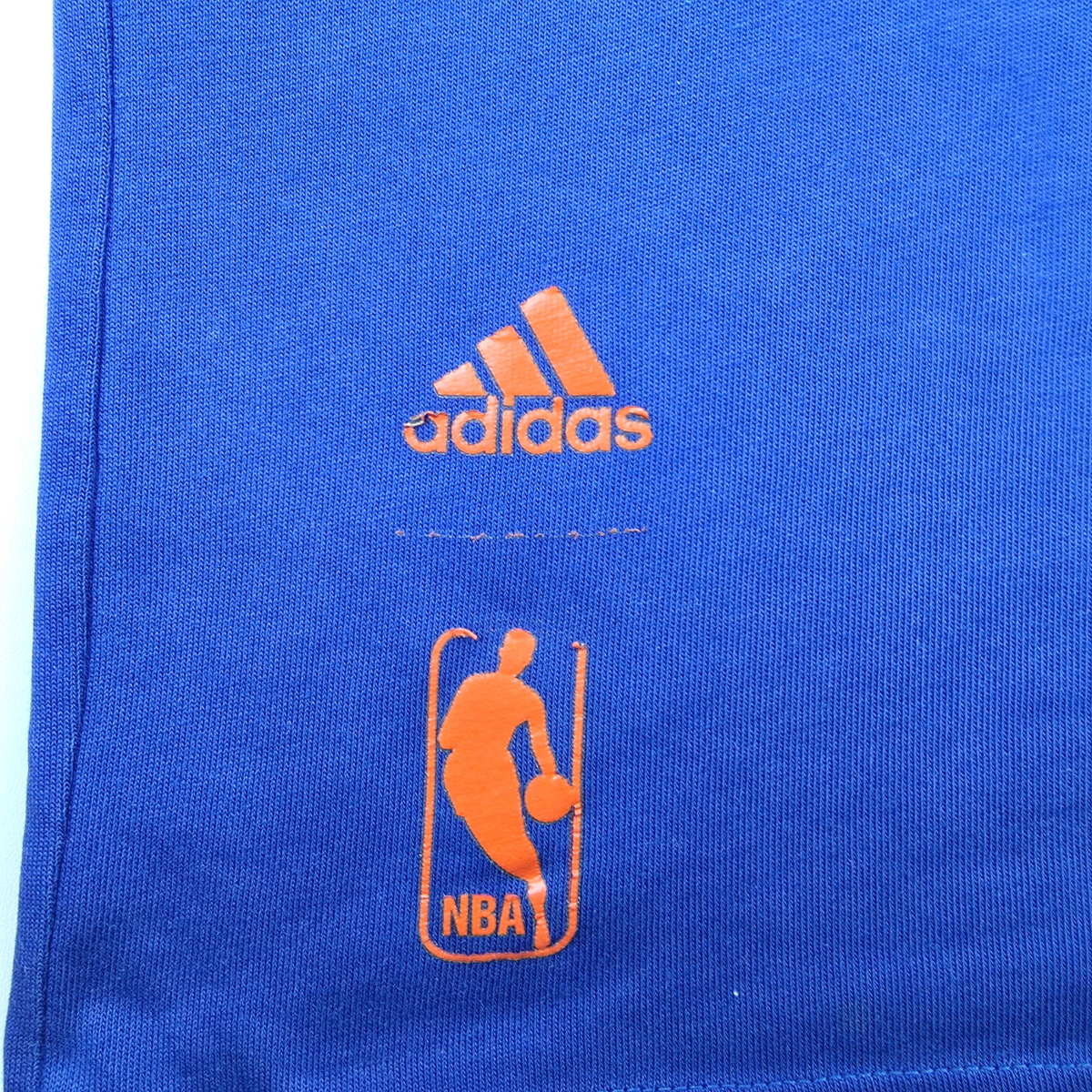 New York Knicks Logo Tank Top – adidas Sample (blau) – Gr. M
