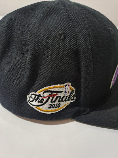 Vintage Lakers Classic Logo Snapback – Finals 2010 Patch – Schwarz – Mitchell & Ness