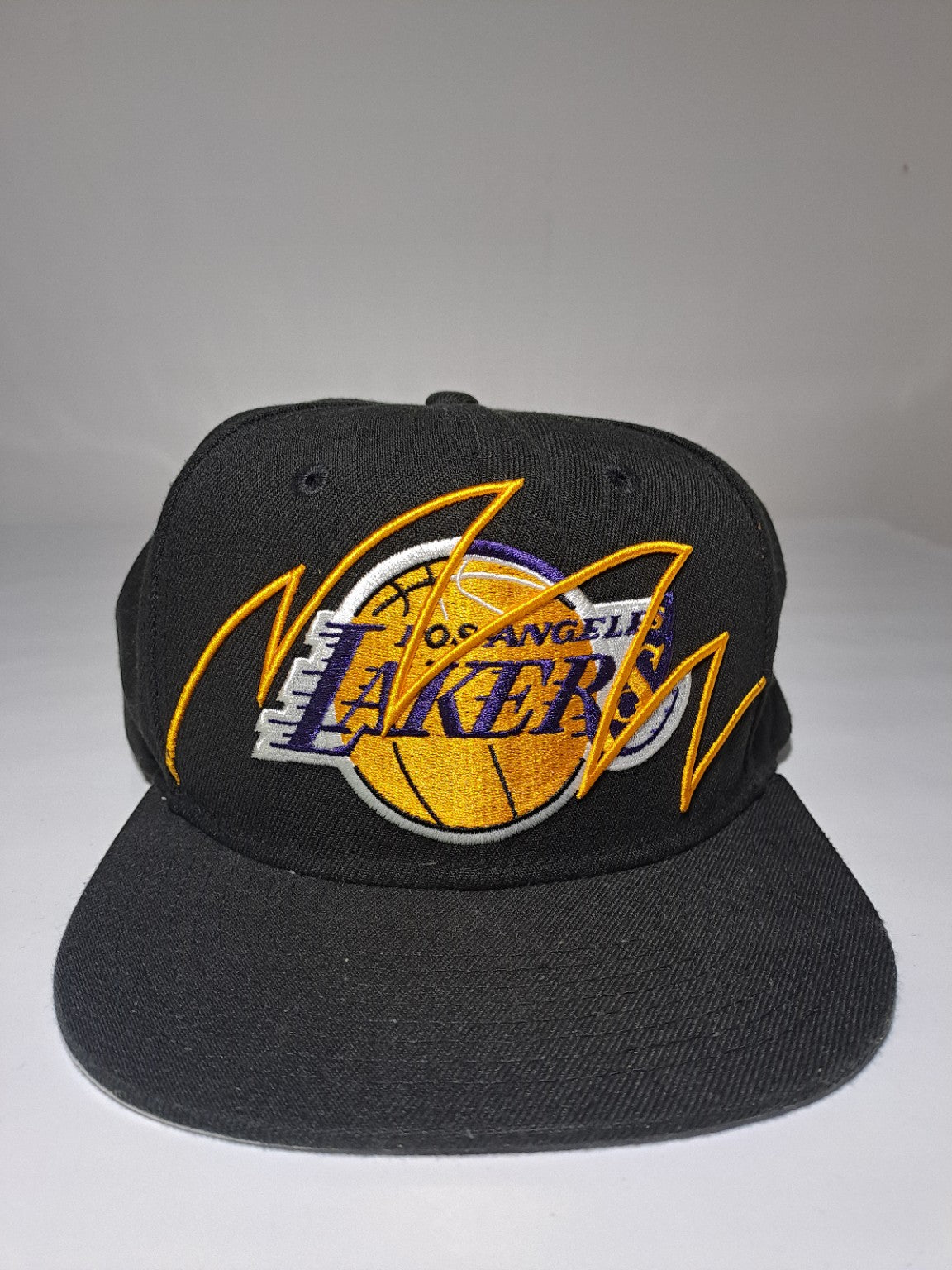 Vintage Basketball Snapback – Lakers Lightning Logo – Schwarz/Gelb – Mitchell & Ness