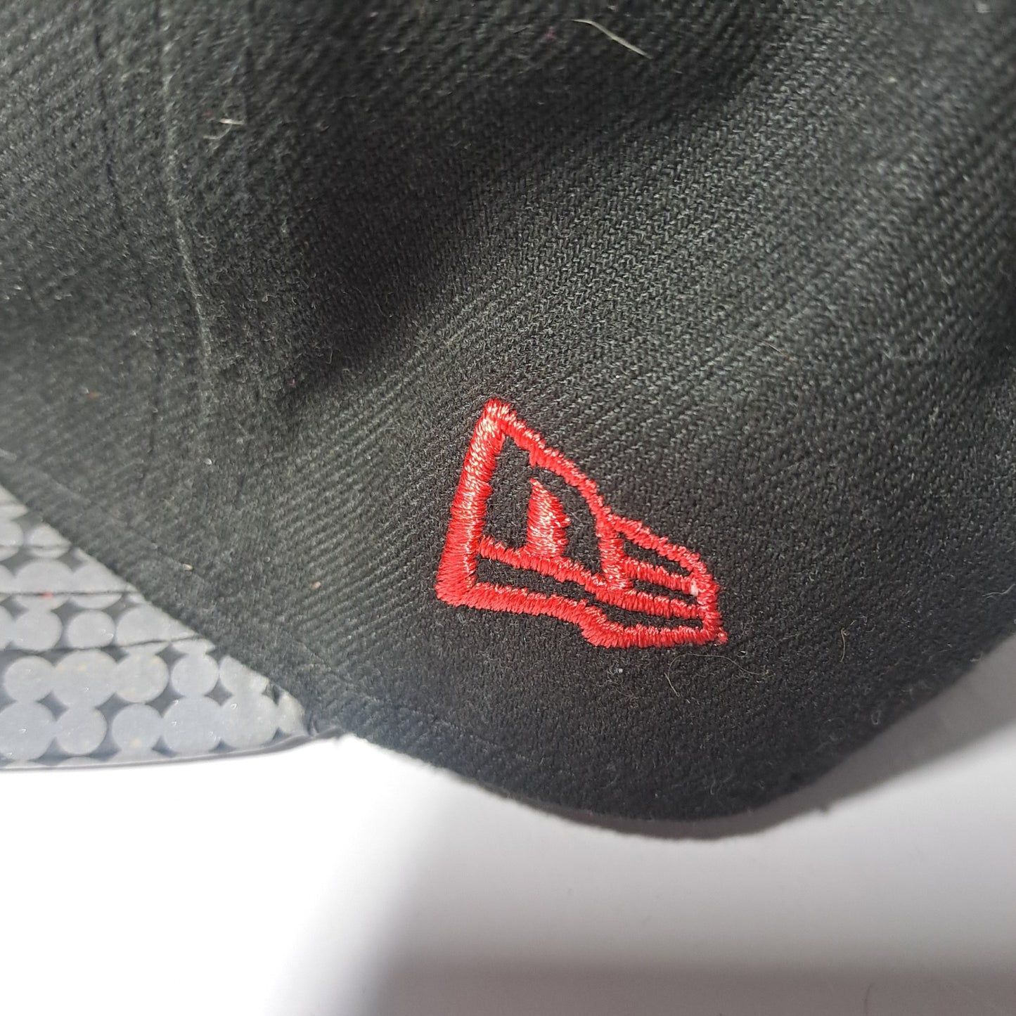 New Era 59FIFTY Brooklyn Nets Fitted Cap – Schwarz/Rot (Größe 7 3/8)