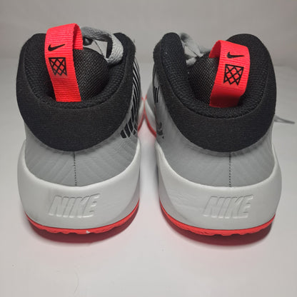 Nike Team Hustle D 9 – Basketballschuhe – Größe 40 (7Y)