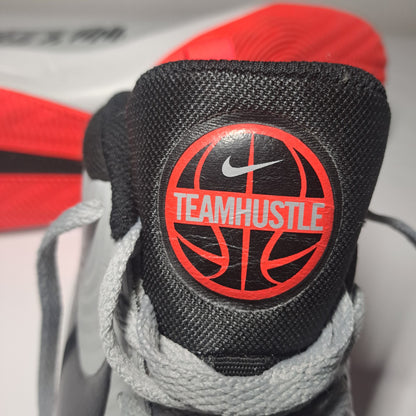 Nike Team Hustle D 9 – Basketballschuhe – Größe 40 (7Y)