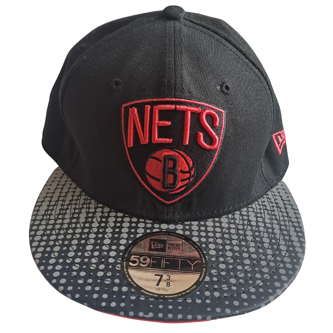 New Era 59FIFTY Brooklyn Nets Fitted Cap – Schwarz/Rot (Größe 7 3/8)