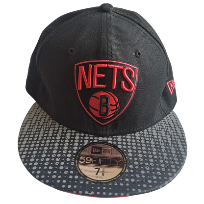 New Era 59FIFTY Brooklyn Nets Fitted Cap – Schwarz/Rot (Größe 7 3/8)