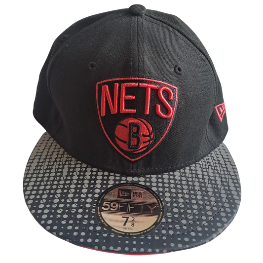 New Era 59FIFTY Brooklyn Nets Fitted Cap – Schwarz/Rot (Größe 7 3/8)