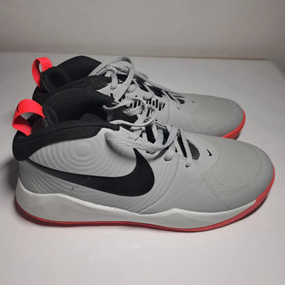 Nike Team Hustle D 9 – Basketballschuhe – Größe 40 (7Y)