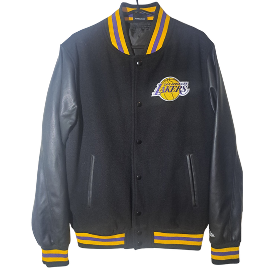 Los Angeles Lakers Varsity Jacket – New Era – Größe L – Offizielle NBA Jacke
