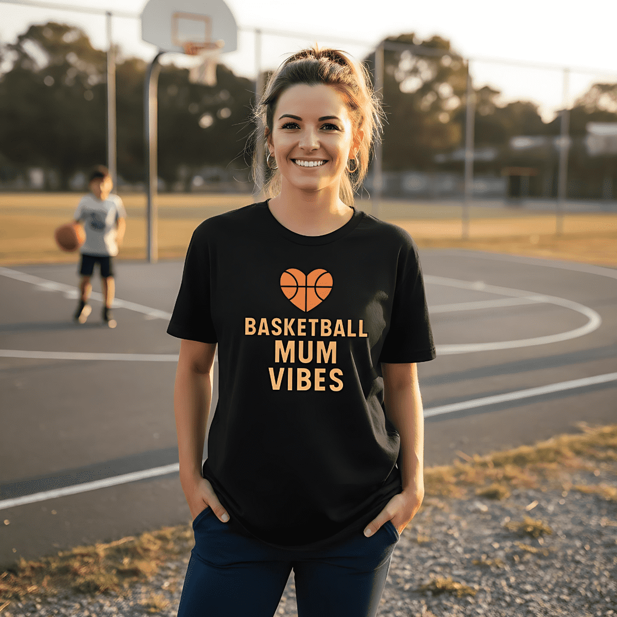 Basketball Mum Vibes T-Shirt – Herz Basketball Design für stolze Mütter | CourtKings Organic Streetwear