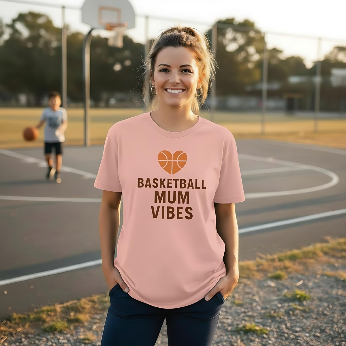 Basketball Mum Vibes T-Shirt – Herz Basketball Design für stolze Mütter | CourtKings Organic Streetwear