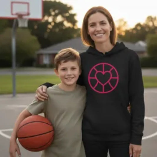 Basketball Heart Hoodie – Minimal Design für echte Basketball Moms | CourtKings