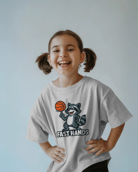 Fast Hands Basketball Kids T-Shirt – Bio Baumwolle, witziges Waschbär-Design