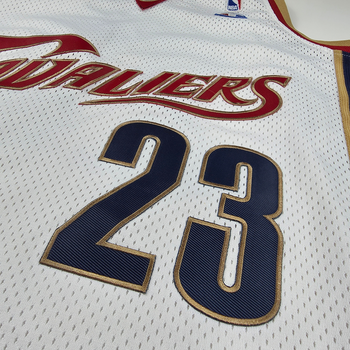Cleveland Cavaliers LeBron James #23 Trikot – Champion (weiß) – Gr. S