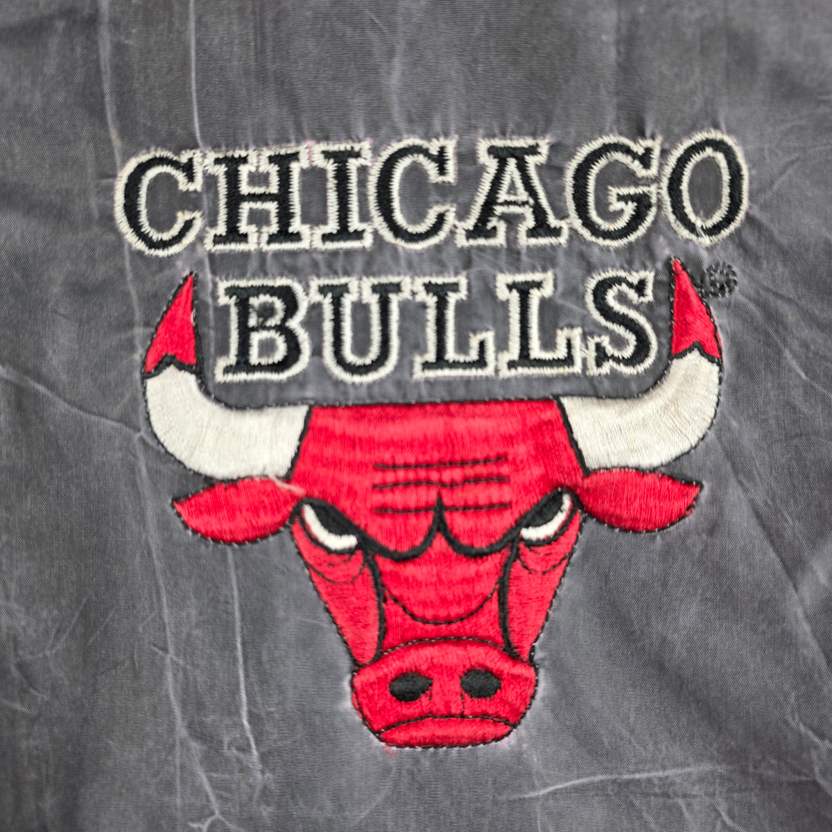 Chicago Bulls Kapuzen-Jacke – Starter Vintage 90s (rot/grau) – Gr. L