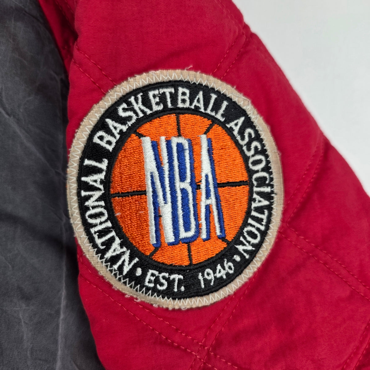 Chicago Bulls Kapuzen-Jacke – Starter Vintage 90s (rot/grau) – Gr. L